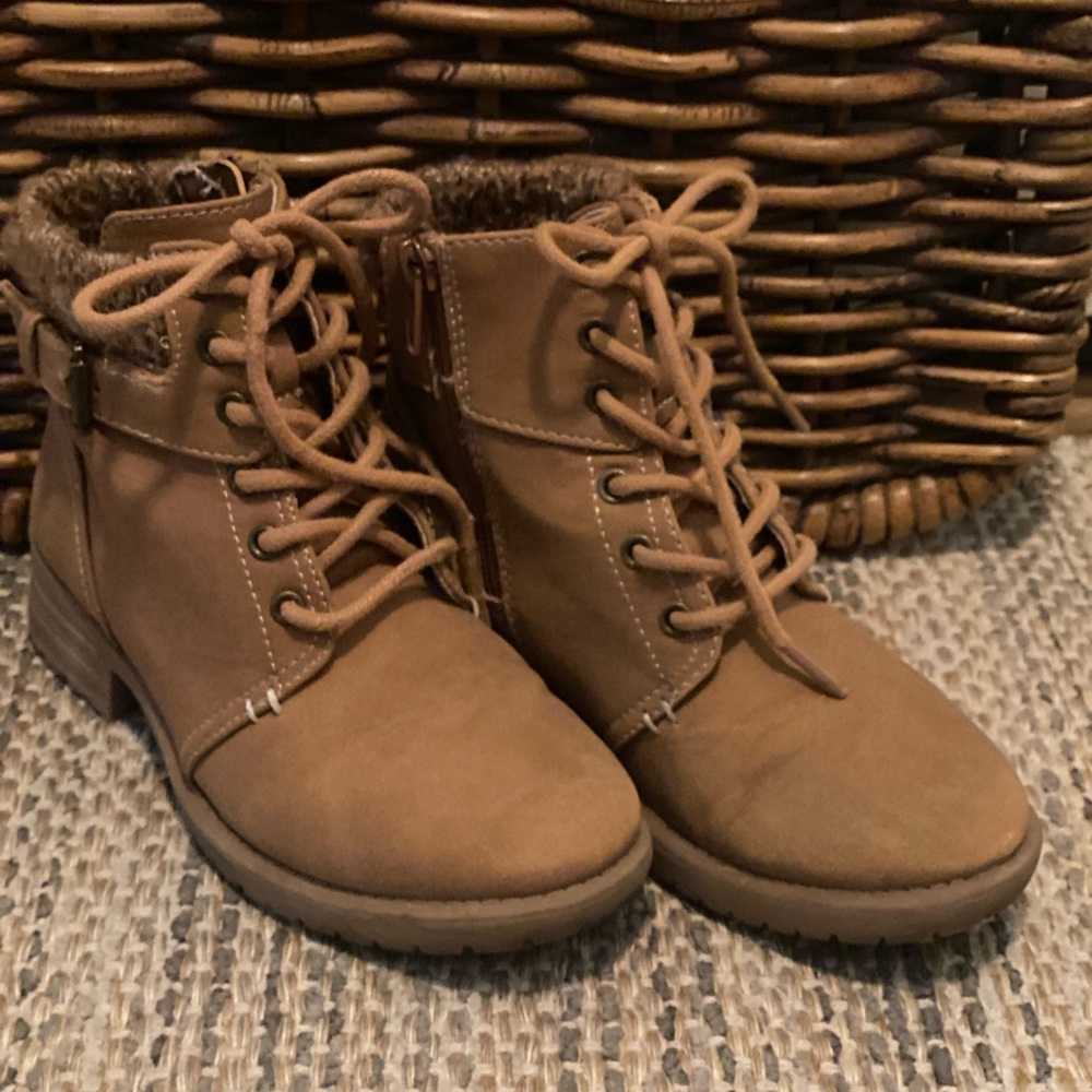 Girls youth fall winter boots size 13 There Abouts camel color easy on zipper